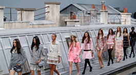 Modelky počas záverečného defilé prehliadky Chanel v Paríži. 