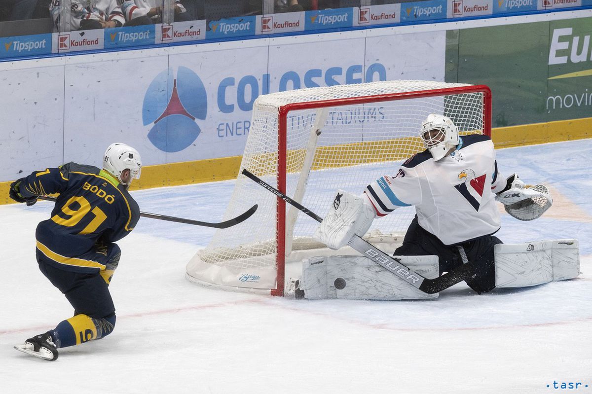 Na snímke vľavo Chris Bodó (Újbuda) a vpravo...