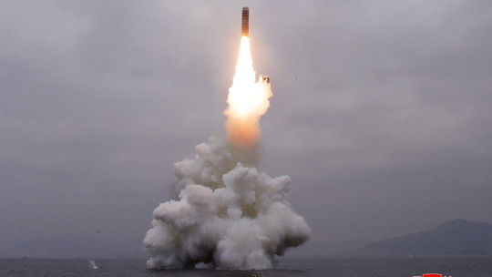 KĽDR odpálila raketu dlhého doletu k Japonskému moru