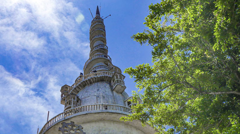 Ambuluwawa tower v plnej kráse.