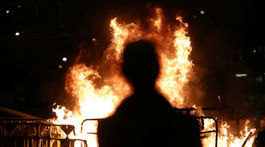 Po zákaze masiek prepukli v Hongkongu zrážky protestujúcich s políciou