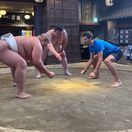 Puknete od smiechu. Djokovič tlačil sumo bojovníka a skončilo sa to takto...