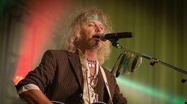 Všetci pre Karla! Aj tak sme frajeri, spieval Peter Nagy s fanúšikmi