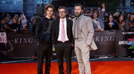 Režisér David Michod (v strede) s hercami Timothee Chalametom (vľavo) a Joelom Edgertonom.