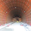 V tuneli Prešov už tvrdne betón