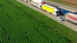 Zneužitie odstavného pruhu. Vodiča auta helikoptéra prekvapila