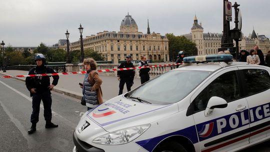 Polícia vo Francúzsku postrelila muža, ktorý jej príslušníkov ohrozoval nožom