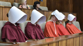 Poslanci pri interrupciách obchádzajú zákon, tvrdia mimovládky