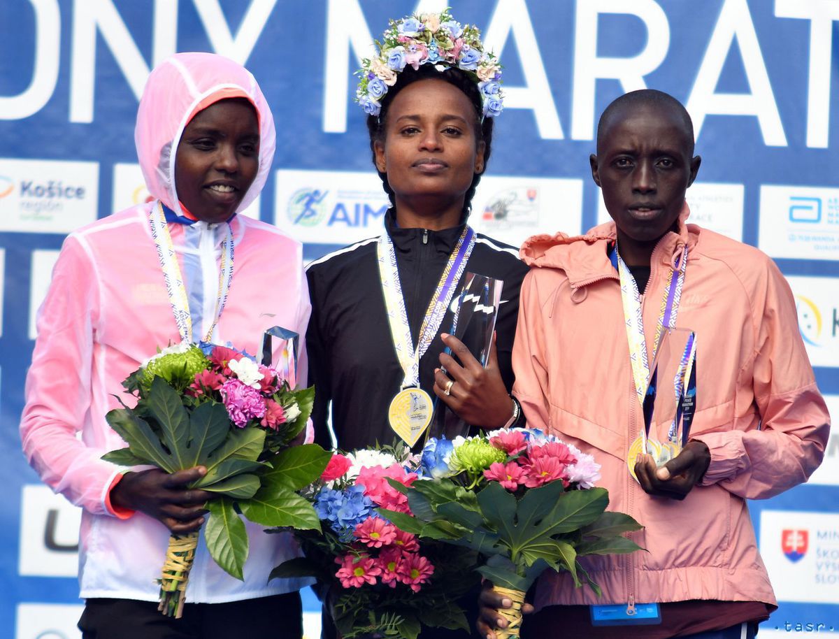 Kumeschi Sichala Deressová (uprostred) z...