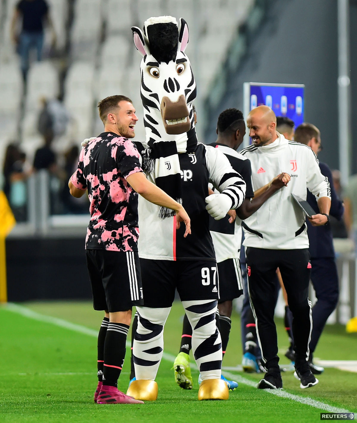 Aaron Ramsey s maskotom Juventusu.