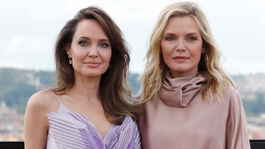 Angelina Jolie (vľavo) a Michelle Pfeiffer