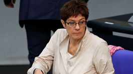 Šéfka CDU Krampová-Karrenbauerová ponúkla rezignáciu, ak ju strana nepodporí