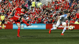 Potupné debakle i tesné prehry. Pripomeňte si bitky s Walesom