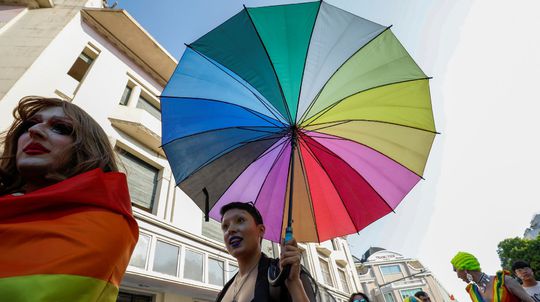 Francúzsko schválilo asistovanú reprodukciu pre LGBT a slobodné ženy