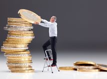 senior, dôchodca, dôchodok, peniaze, penzia, euro, mince