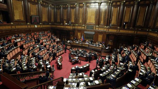 Talianski poslanci schválili zníženie počtu členov oboch komôr parlamentu