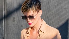 Charlize Theron počas návštevy talk-šou...
