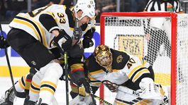 Dostal sa pred Gretzkého, Howe bude ťažký oriešok. Chára však súperenie miluje