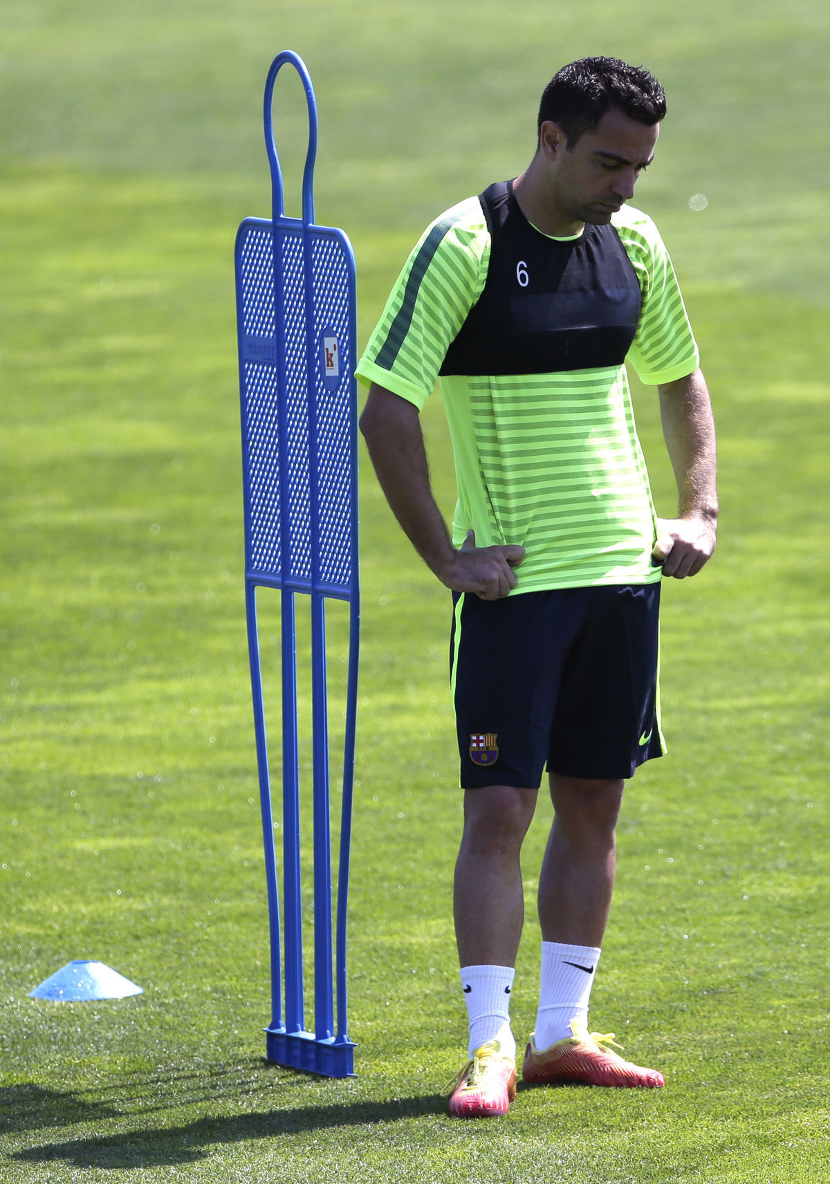 Zamyslený Xavi na archívnej snímke.