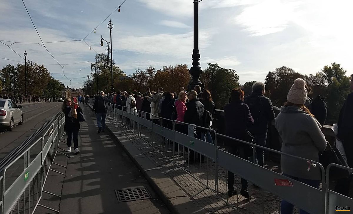 Fanúšikovia čakajú, aby sa na Žofíne rozlúčili...