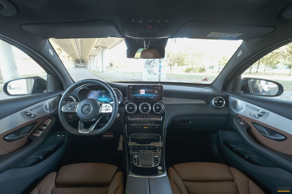 Interiér kombinuje moderné materiály s hnedou...