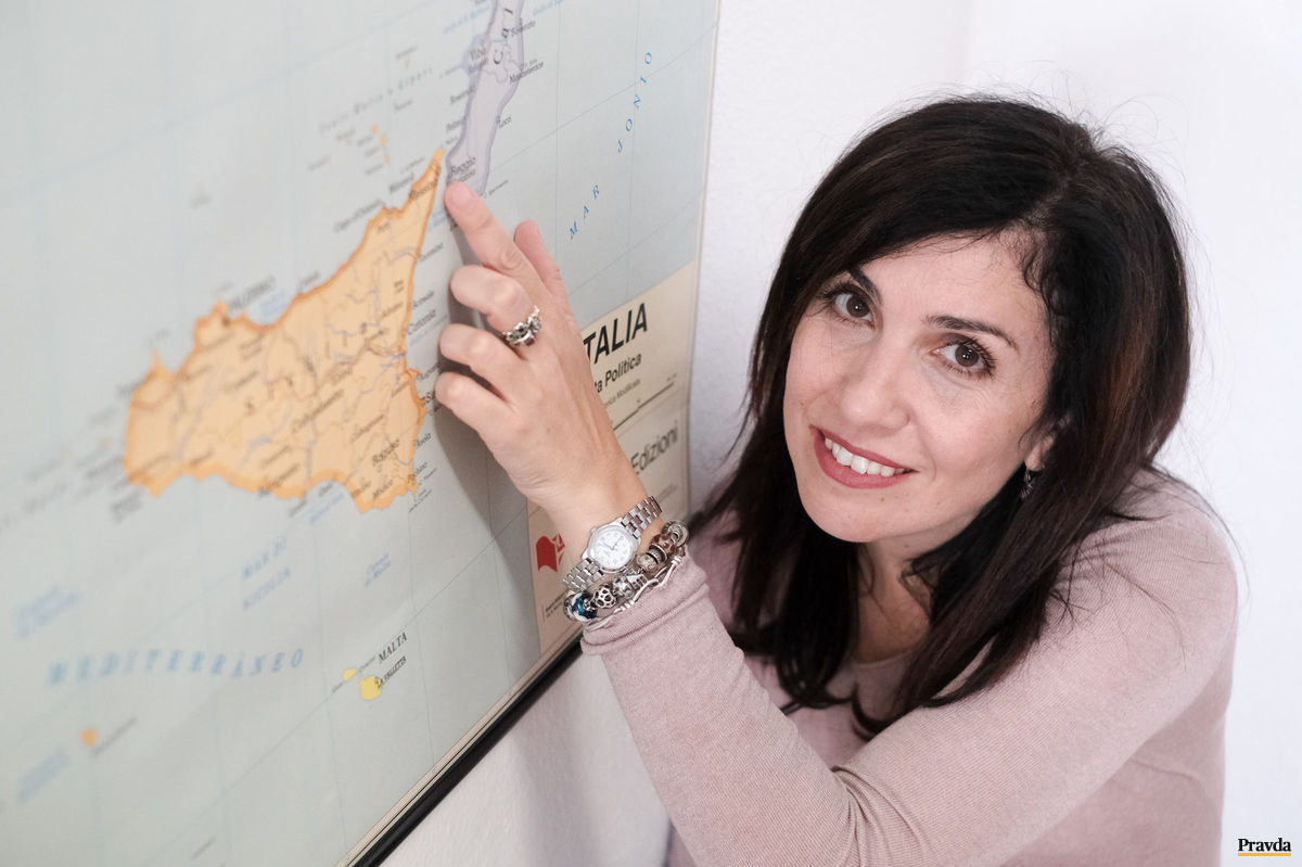 Nadia Terranova ukazuje na mape Sicílie...