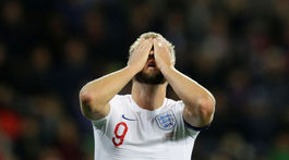 Akoby sa prvýkrát stretli na parkovisku pred zápasom, nešetria Angličanov médiá