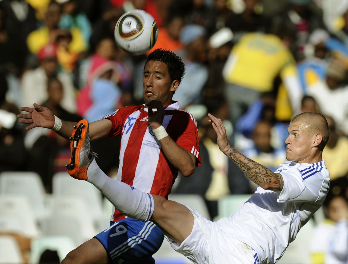 Spomienka na jún 2010. Martin Škrtel sa snaží...