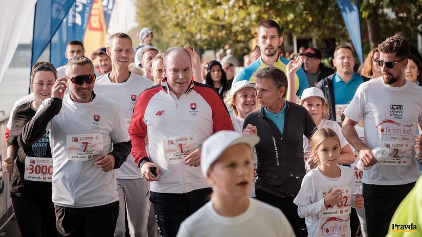 Monacké knieža Albert II. (druhý zľava)...