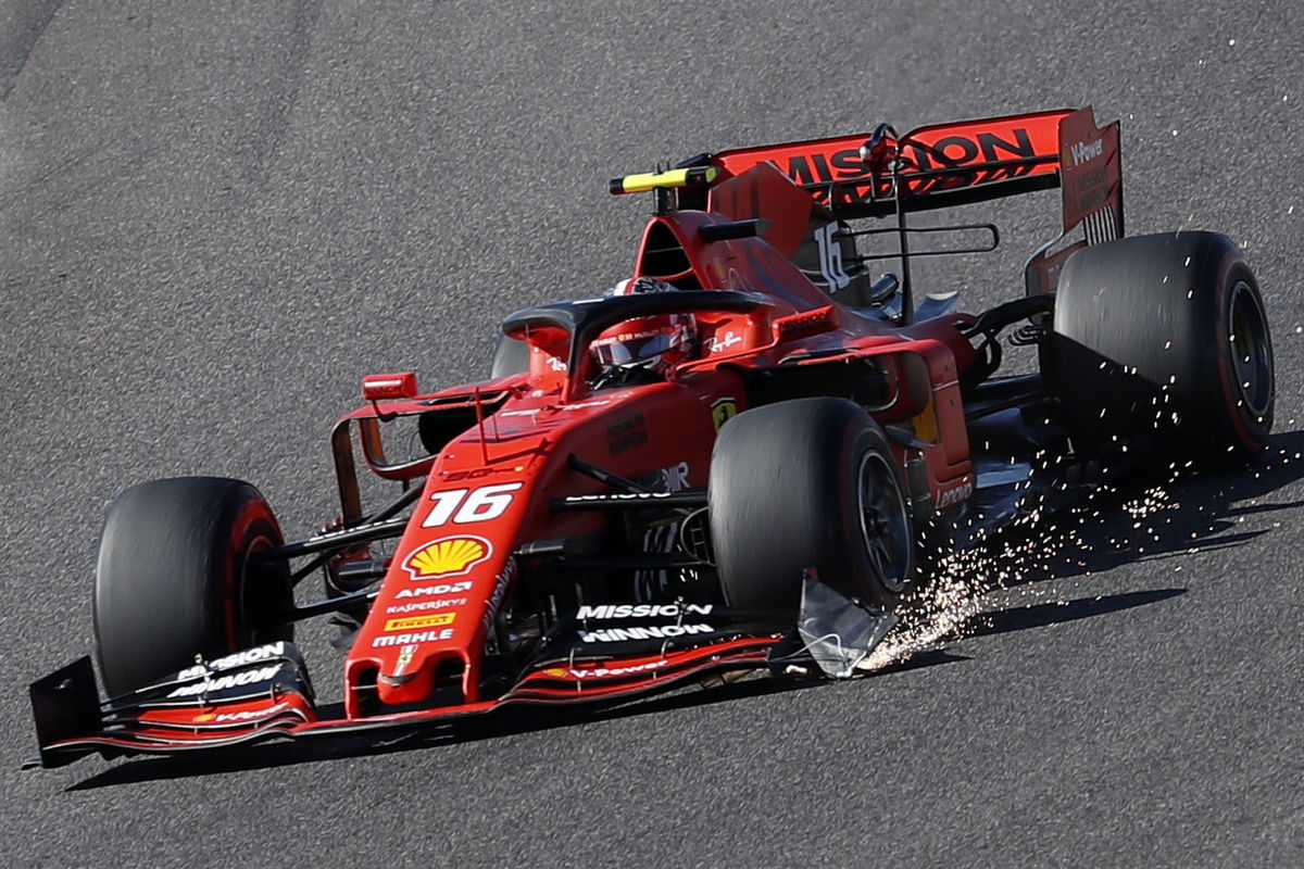 Charles Leclerc s poškodeným predným krídlom...