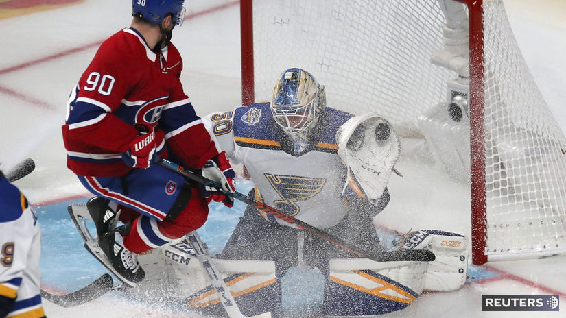 Zákrok brankára St. Louis Jordana Binningtona...