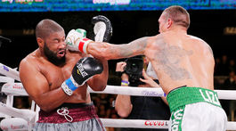 Usyk zvládol debut v superťažkej váhe, boxer v predzápase stratil vedomie