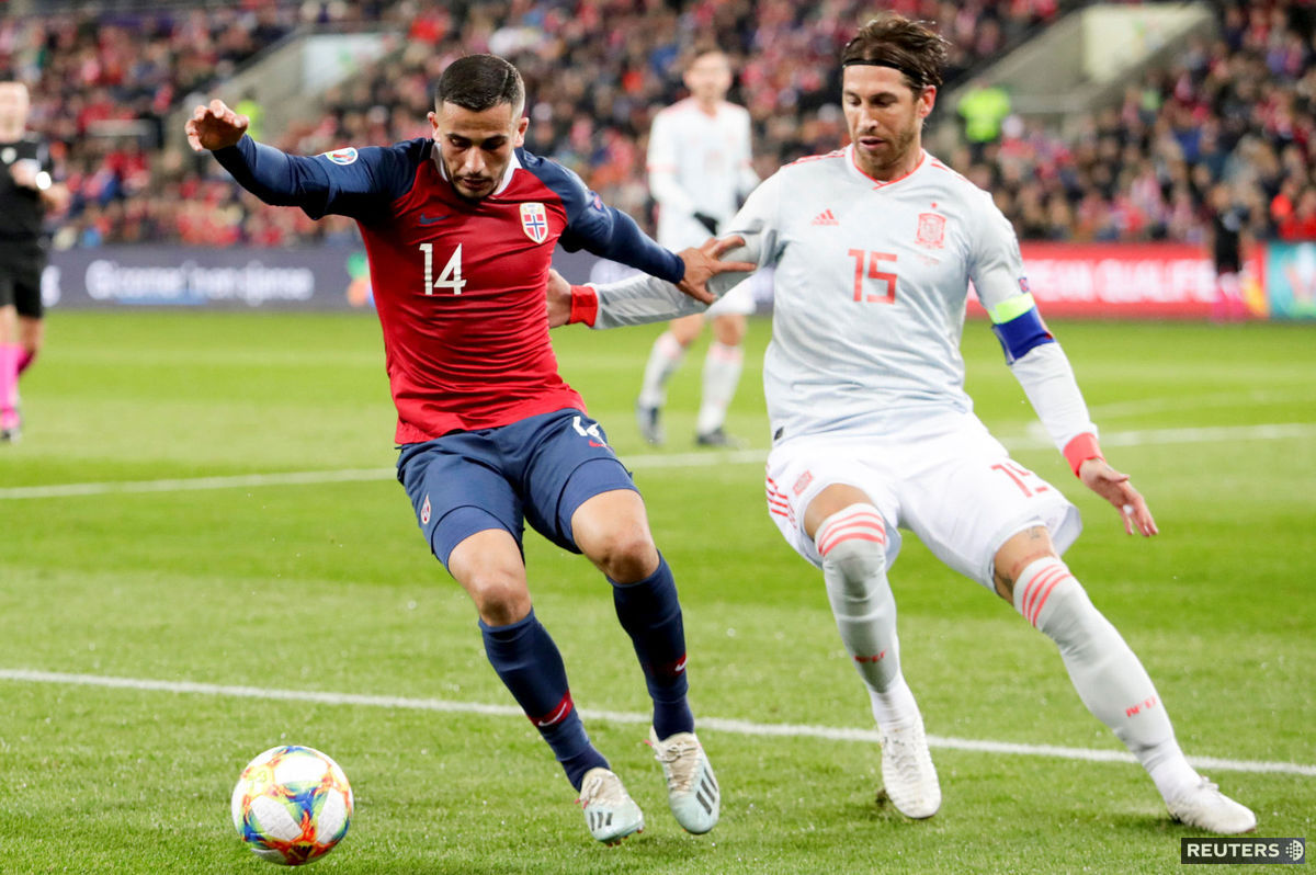 Španielsky kapitán Sergio Ramos (vpravo) v...