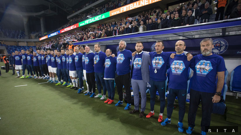 Slovenská lavička v pamätných tričkách pred...