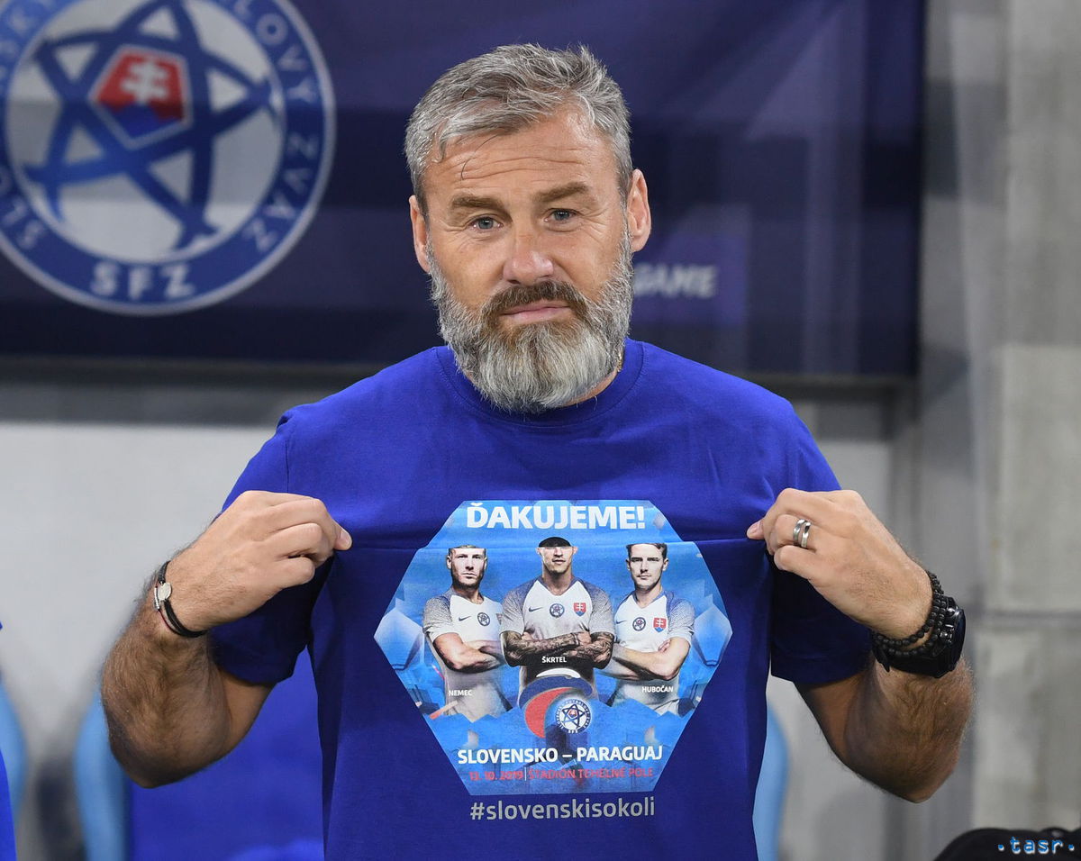 Tréner Pavel Hapal v tričku s portrétmi Tomáša...