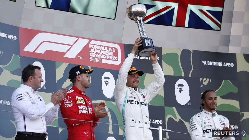  Valtteri Bottas s víťaznou trofejou z VC...