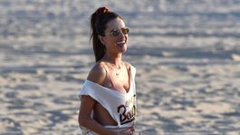 Slnko a volejbal vyplavili endorfíny! Sexy Ambrosio odhalila zvodné krivky