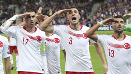 Turci opäť podporili inváziu. Je to záležitosť Trumpa a Macrona, znie z tímu