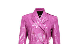 Dámsky kabát s opaskom a motívom krokodílej kože na dezéne, predáva Pinko za 615 eur. 