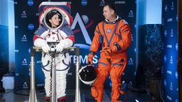 NASA predstavila nové skafandre pre misiu na Mesiac v roku 2024