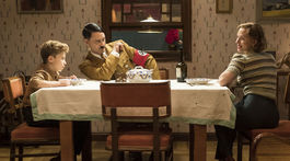 Záber z filmu Jojo Rabbit . na snímke zľava herci Roman Griffin Davis, Taika Waititi a Scarlett Johansson.