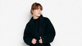 Zavinovací čierny kabát Lindex, predáva sa za129,99 eura. 