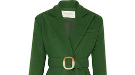 Zavinovací kabát s opaskom Materiél, predáva sa za 700 eur na Net-a-porter.com.