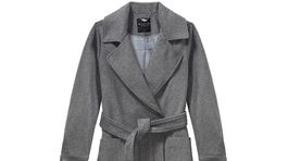 Zavinovací kabát s opaskom Mohito, predáva sa za 99,99 eura.