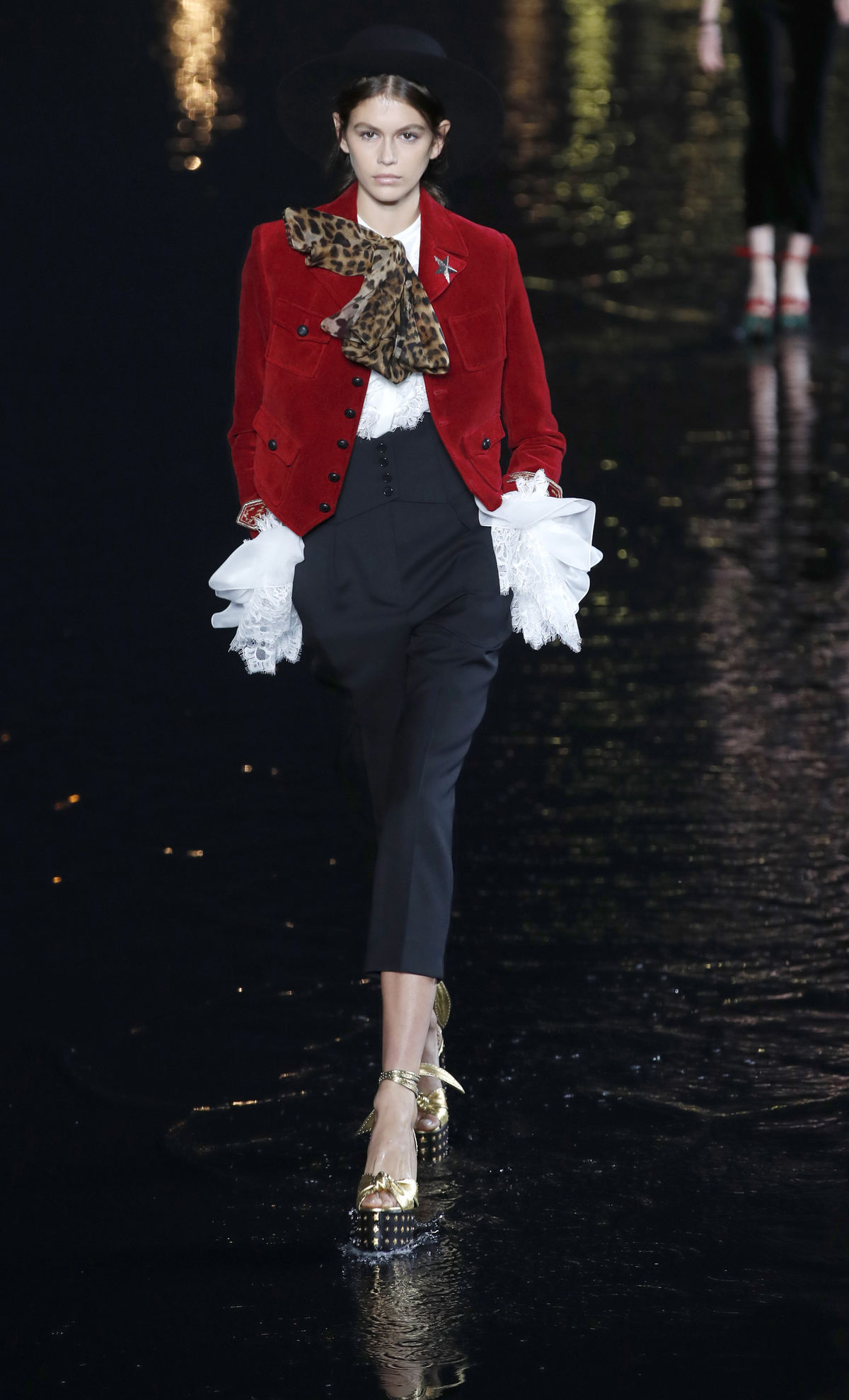 Modelka Kaia Gerber v kreácii Saint Laurent...
