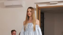 Modelka v šatách z kapsulovej kolekcie od slovenského dizajnéra Mira Saba.