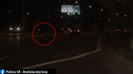 Neviditeľný blázon v Bratislave prebehoval cez diaľnicu. Pozrite si video 