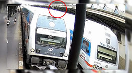 Šialenec na železnici! Bosý muž tyčou vyskratoval vlak