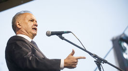 Kiska pred úradom vlády hovoril o ukradnutom a mafiánskom Slovensku