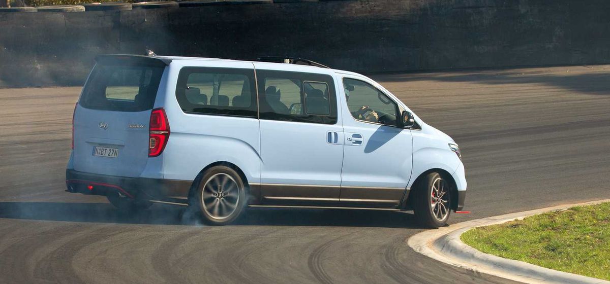 Vďaka pohonu zadnej nápravy driftovanie nie je...
